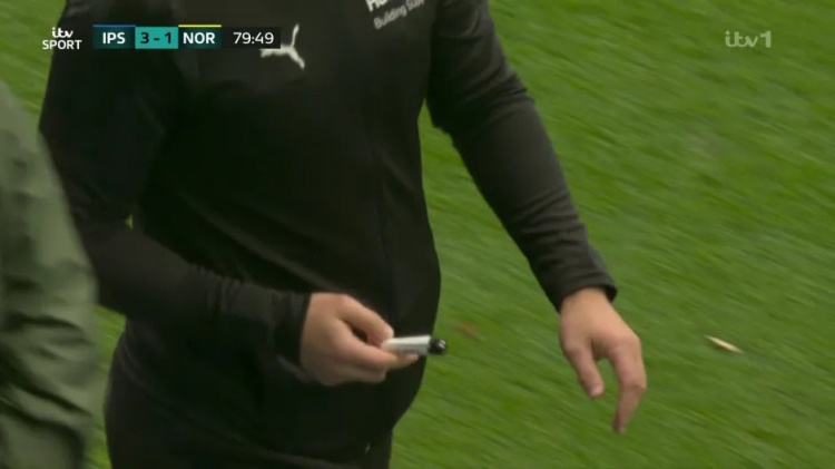 太阳报：球迷多次往场内扔杂物，伊普斯维奇可能遭到处罚