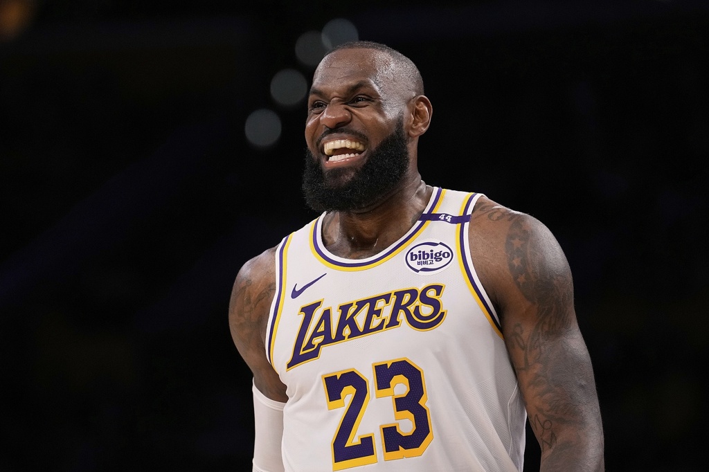 某高管：除非他大幅下滑或湖人夺冠 我认为詹姆斯会打到26-27赛季